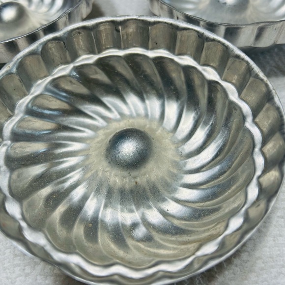 Vintage Set of 3 aluminum jello or tart molds.  Excellent condition‼️ - Picture 3 of 4